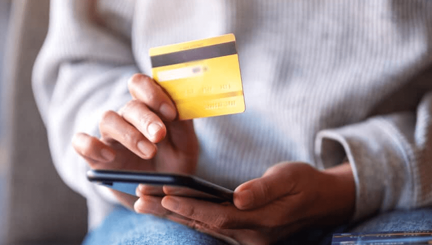 Juiz confirma validade de contratação digital e afasta indenização contra instituição financeira